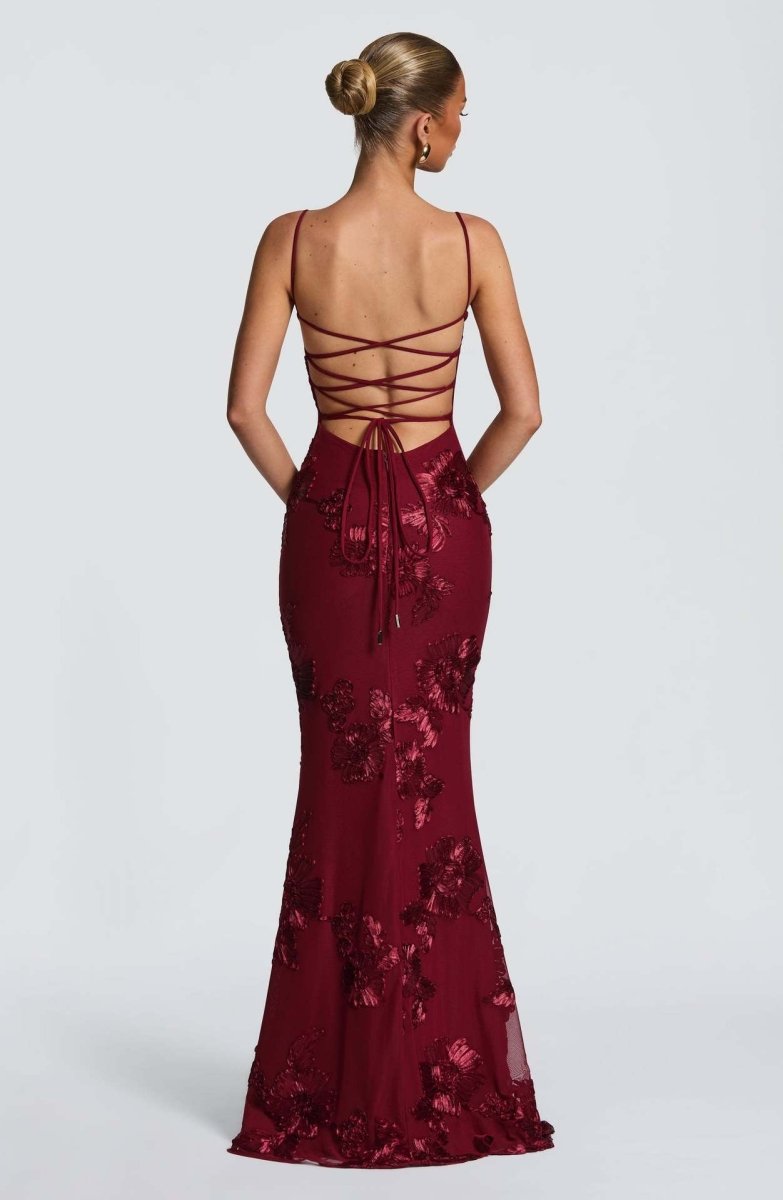 Robe maxi femme avec décolleté en cœur et bretelles spaghetti avec lacets au dos et applications florales