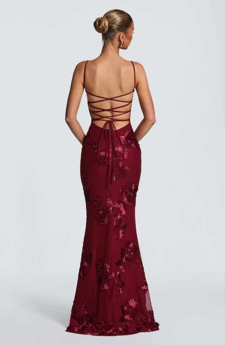 Robe maxi femme avec décolleté en cœur et bretelles spaghetti avec lacets au dos et applications florales