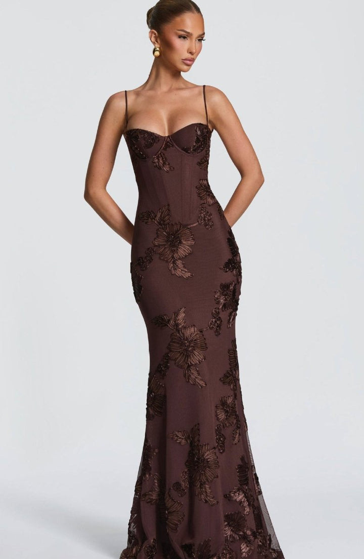 Robe maxi femme avec décolleté en cœur et bretelles spaghetti avec lacets au dos et applications florales