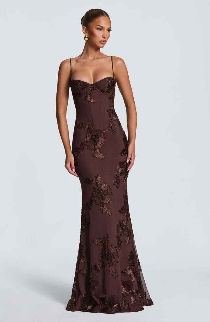 Robe maxi femme avec décolleté en cœur et bretelles spaghetti avec lacets au dos et applications florales