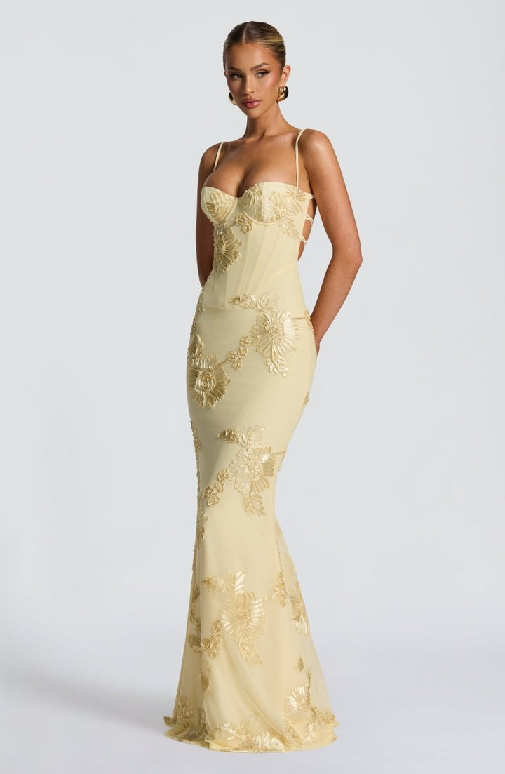 Robe maxi femme avec décolleté en cœur et bretelles spaghetti avec lacets au dos et applications florales