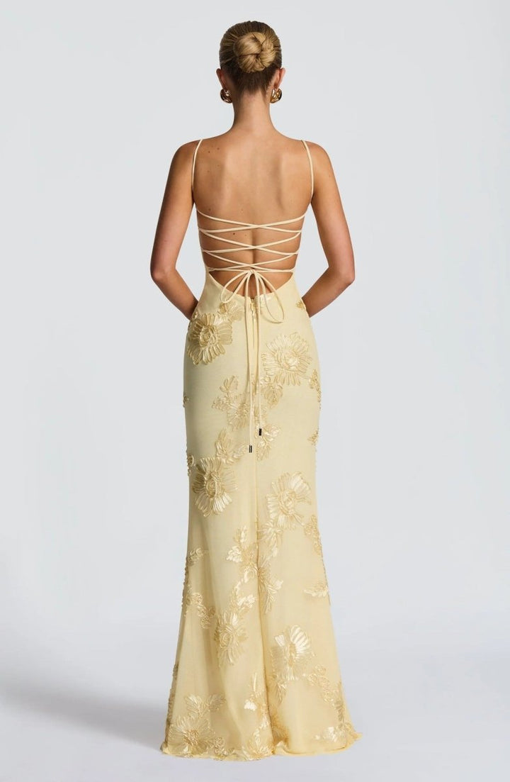 Robe maxi femme avec décolleté en cœur et bretelles spaghetti avec lacets au dos et applications florales