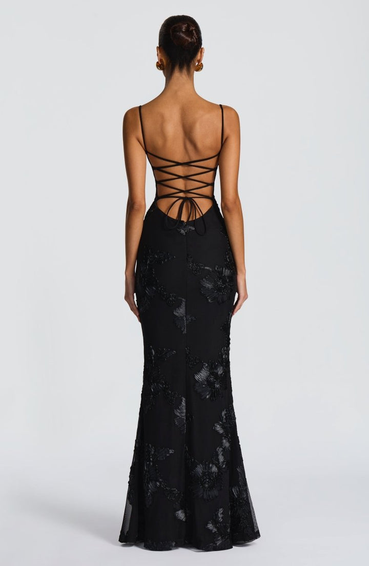 Robe maxi femme avec décolleté en cœur et bretelles spaghetti avec lacets au dos et applications florales