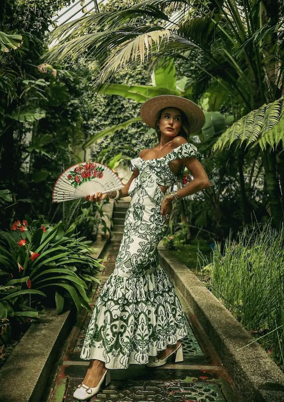 Robe maxi femme avec motif ornemental, décolleté en V, bretelles à volants et dos ouvert