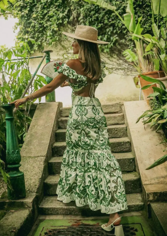 Robe maxi femme avec motif ornemental, décolleté en V, bretelles à volants et dos ouvert