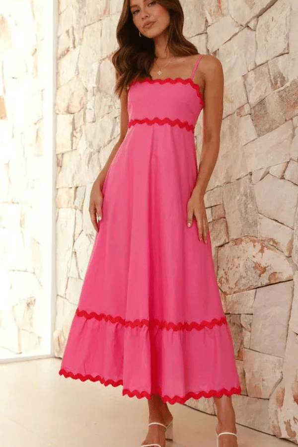 Robe maxi pour femmes avec bretelles spaghetti, finition droite, galon en zigzag et dos froncé