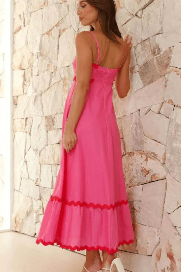 Robe maxi pour femmes avec bretelles spaghetti, finition droite, galon en zigzag et dos froncé