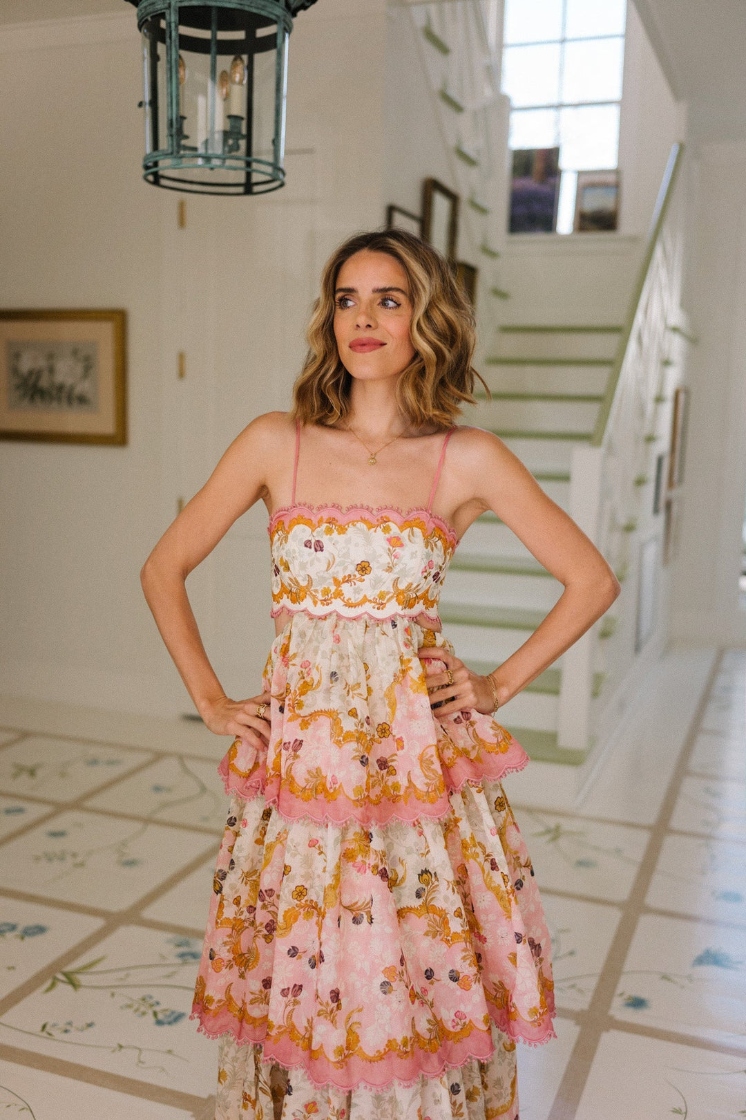 Robe maxi femme avec bretelles spaghetti, lacet au dos et jupe à volants à motif floral