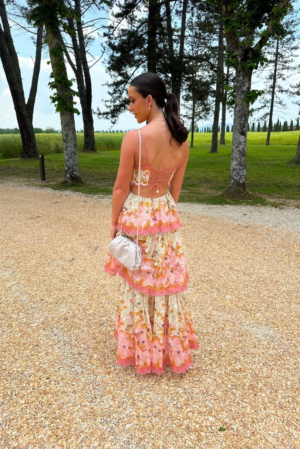 Robe maxi femme avec bretelles spaghetti, lacet au dos et jupe à volants à motif floral