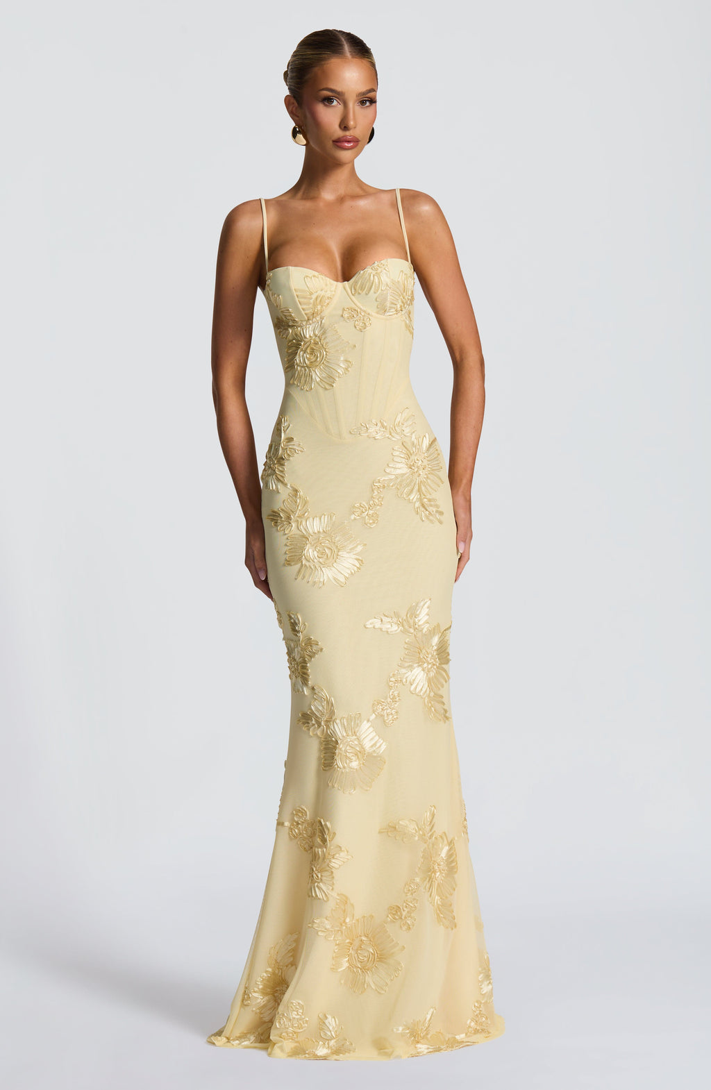 Robe maxi femme avec bretelles spaghetti et décolleté en cœur avec des appliqués floraux en relief
