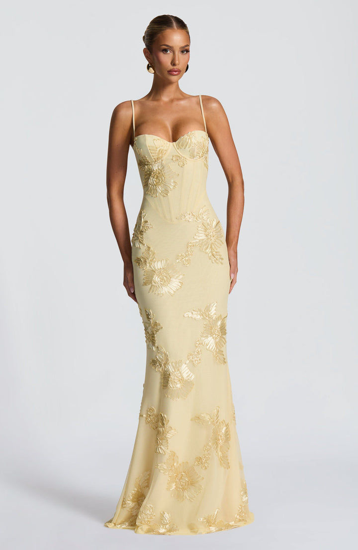 Robe maxi femme avec bretelles spaghetti et décolleté en cœur avec des appliqués floraux en relief