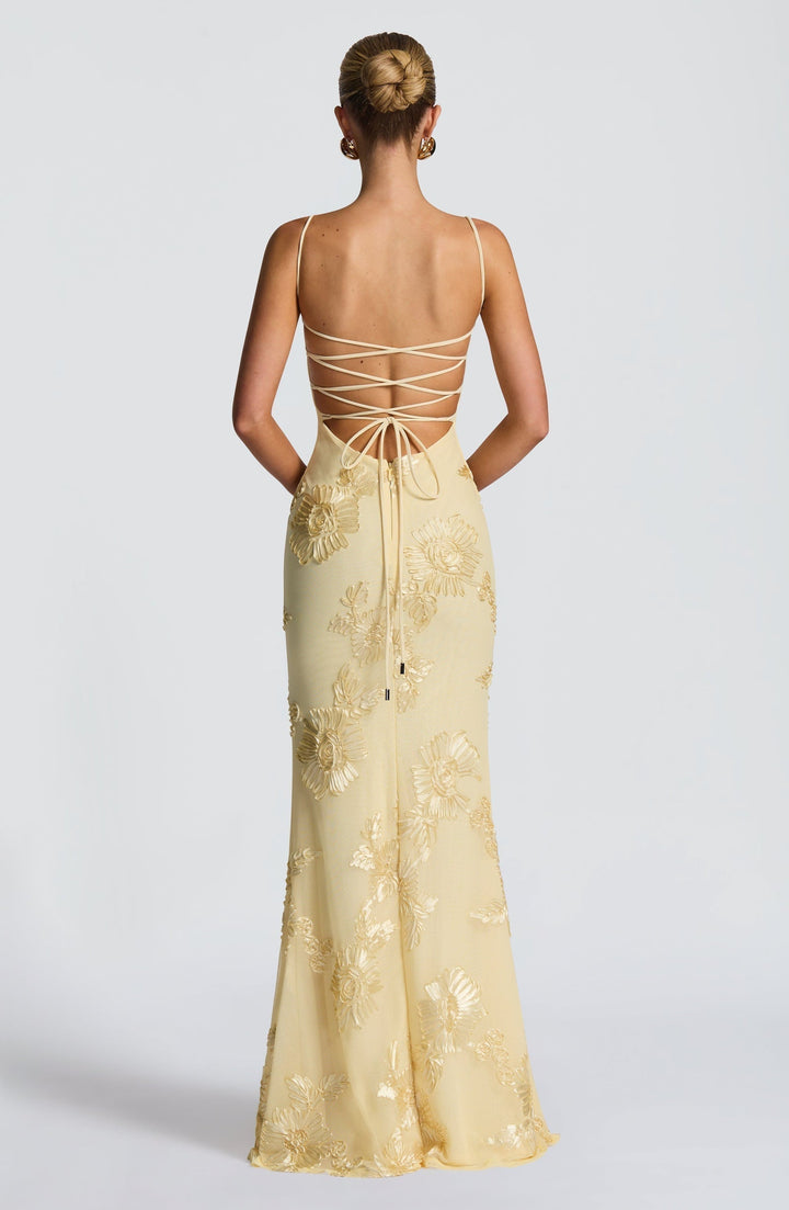 Robe maxi femme avec bretelles spaghetti et décolleté en cœur avec des appliqués floraux en relief