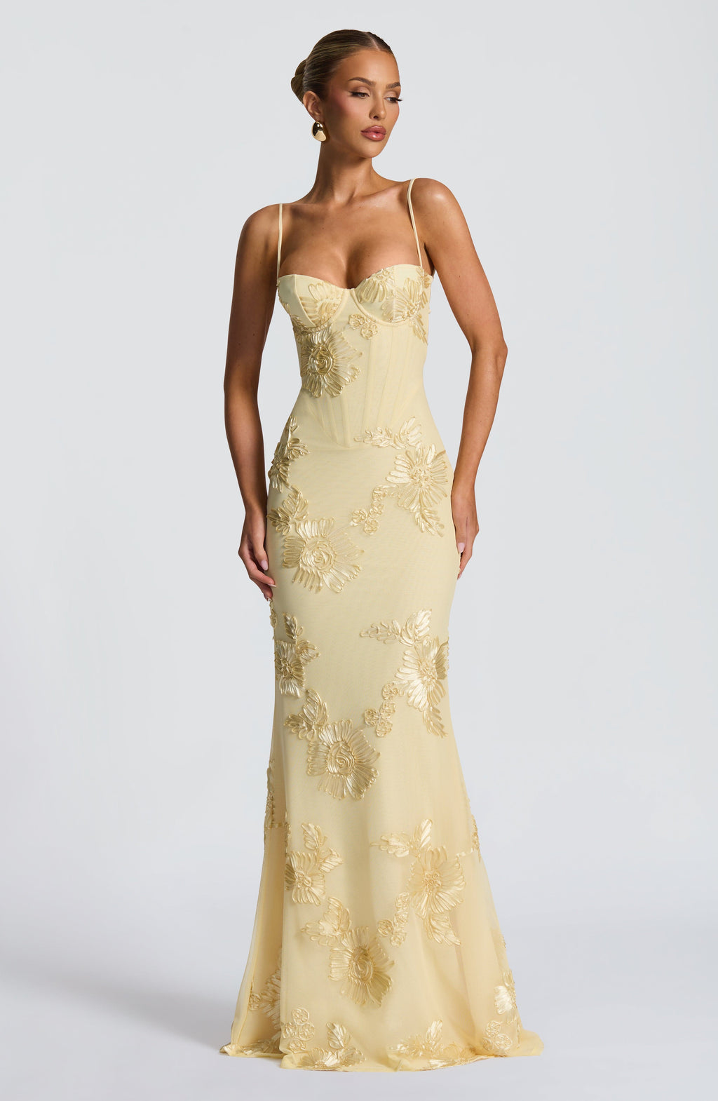 Robe maxi femme avec bretelles spaghetti et décolleté en cœur avec des appliqués floraux en relief