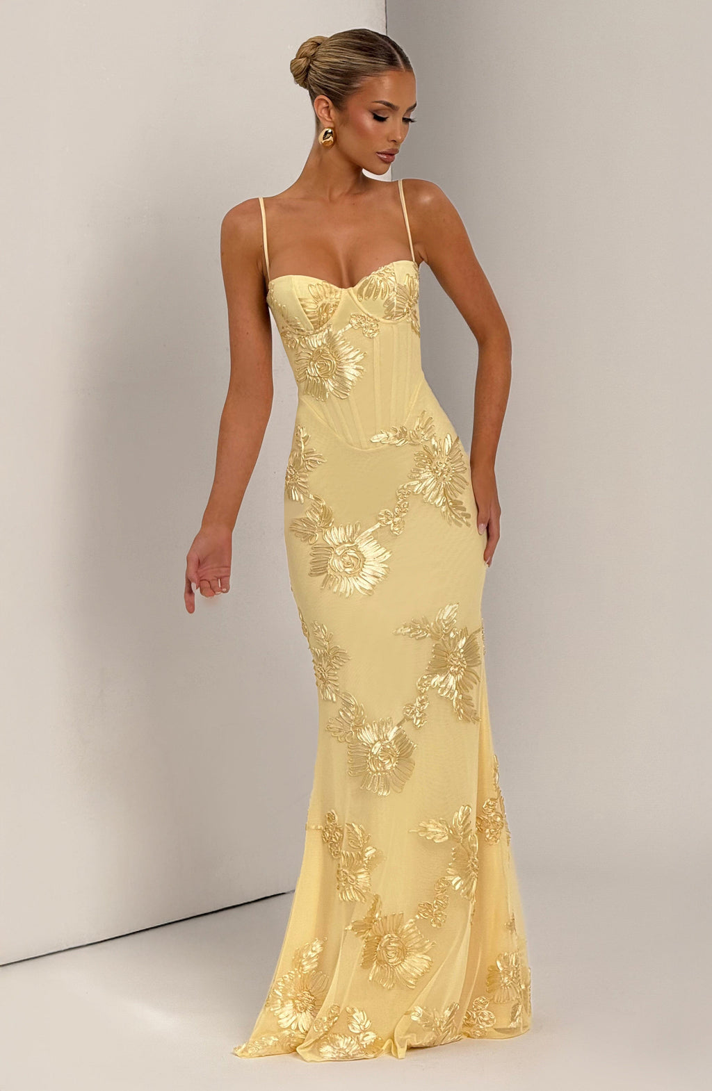Robe maxi femme avec bretelles spaghetti et décolleté en cœur avec des appliqués floraux en relief