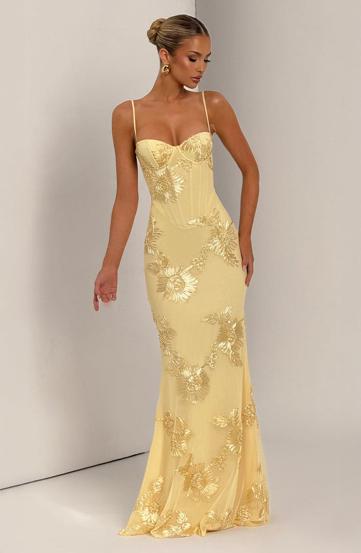 Robe maxi femme avec bretelles spaghetti et décolleté en cœur avec des appliqués floraux en relief