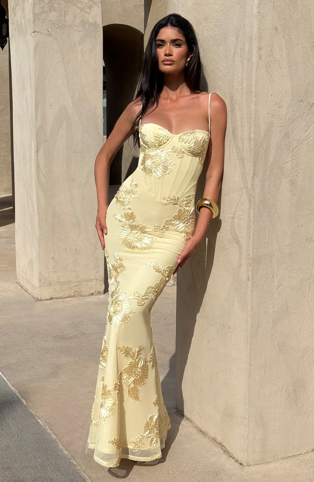 Robe maxi femme avec bretelles spaghetti et décolleté en cœur avec des appliqués floraux en relief
