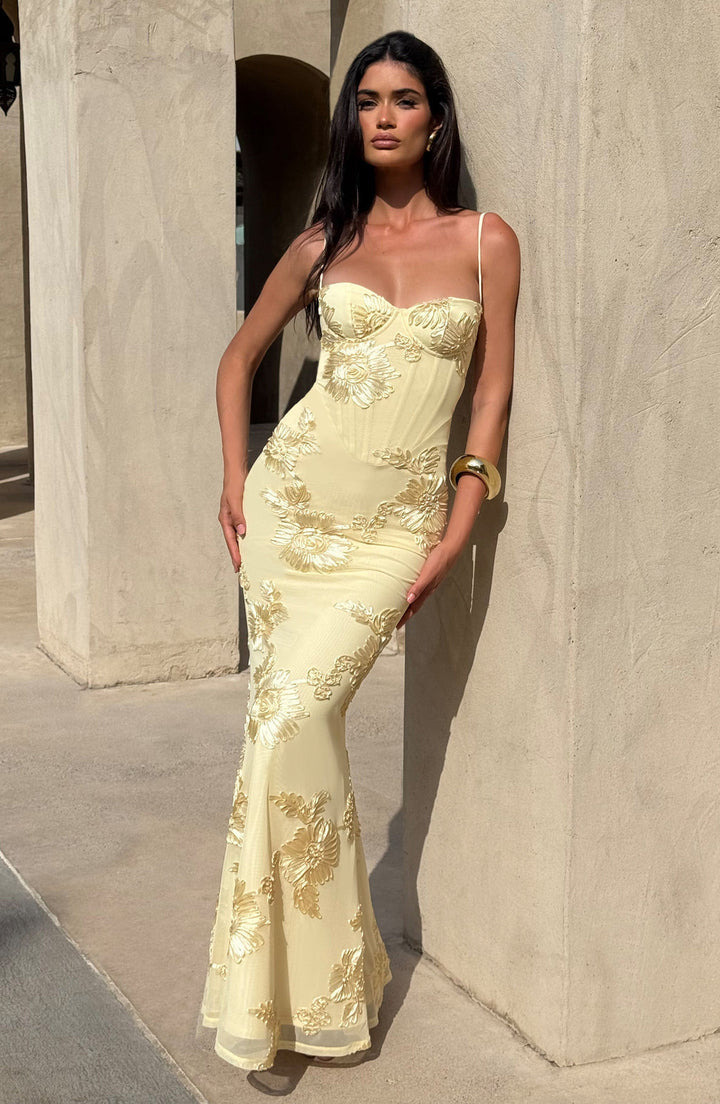 Robe maxi femme avec bretelles spaghetti et décolleté en cœur avec des appliqués floraux en relief