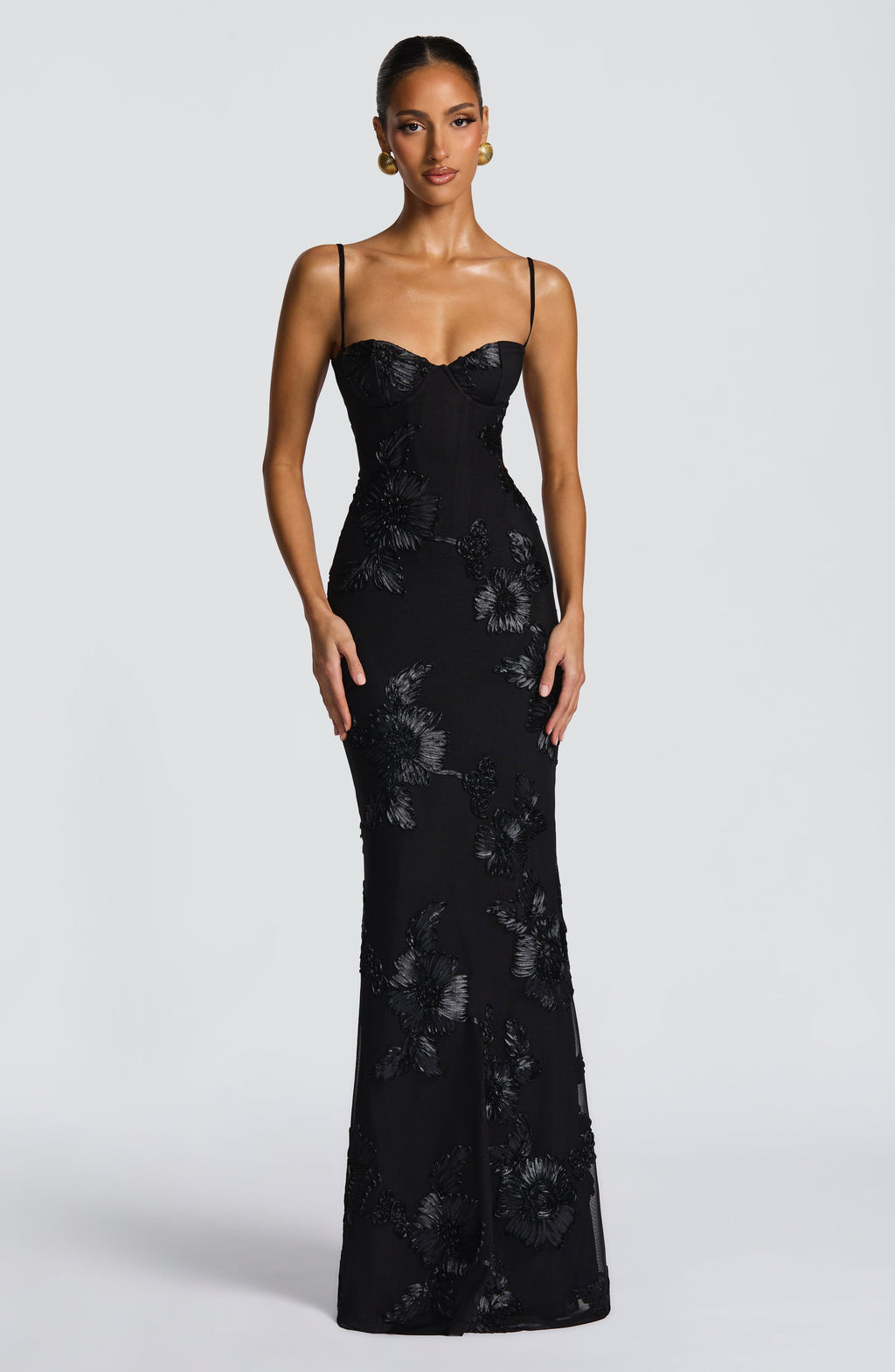 Robe maxi femme avec bretelles spaghetti et décolleté en cœur avec des appliqués floraux en relief