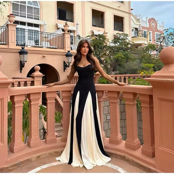 Robe maxi femme avec bretelles spaghetti et décolleté en cœur avec des bandes blanches contrastantes sur la jupe