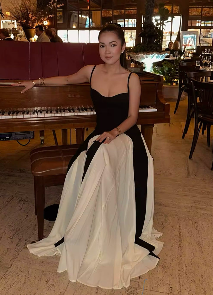 Robe maxi femme avec bretelles spaghetti et décolleté en cœur avec des bandes blanches contrastantes sur la jupe