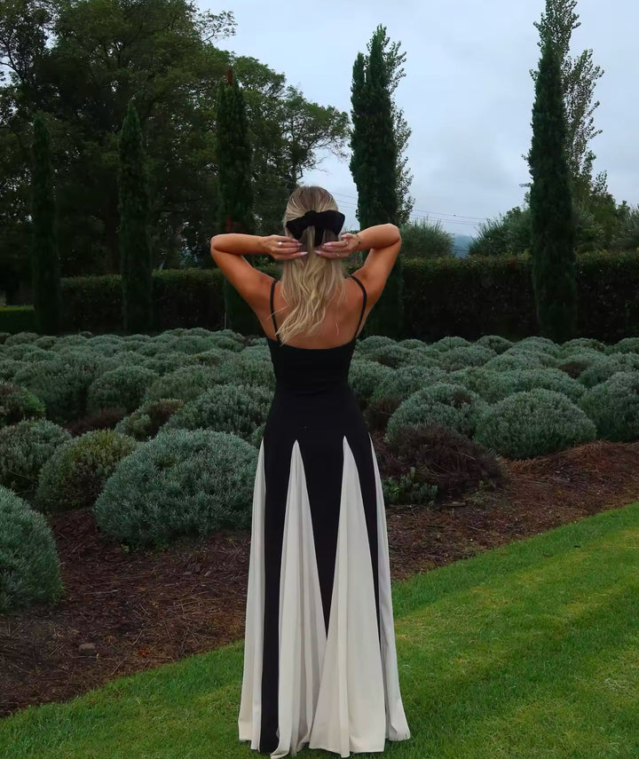 Robe maxi femme avec bretelles spaghetti et décolleté en cœur avec des bandes blanches contrastantes sur la jupe