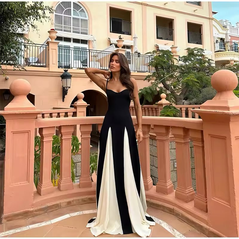 Robe maxi femme avec bretelles spaghetti et décolleté en cœur avec des bandes blanches contrastantes sur la jupe