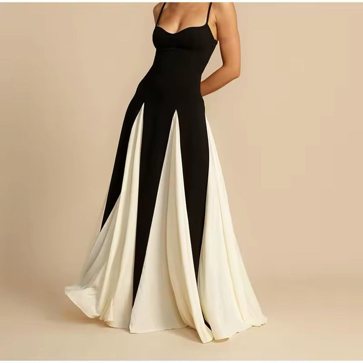 Robe maxi femme avec bretelles spaghetti et décolleté en cœur avec des bandes blanches contrastantes sur la jupe