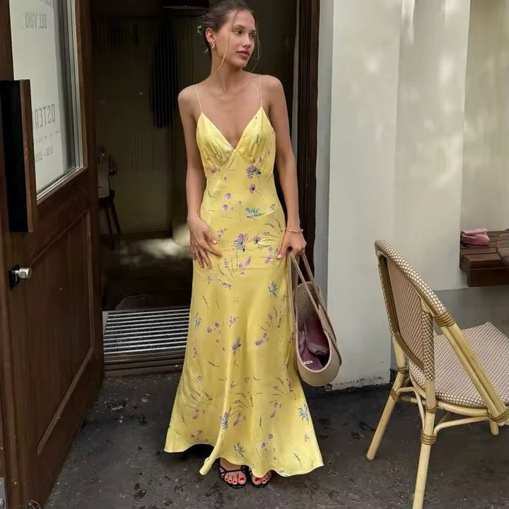 Robe maxi femme avec bretelles spaghetti et décolleté en V avec motif floral sur fond jaune