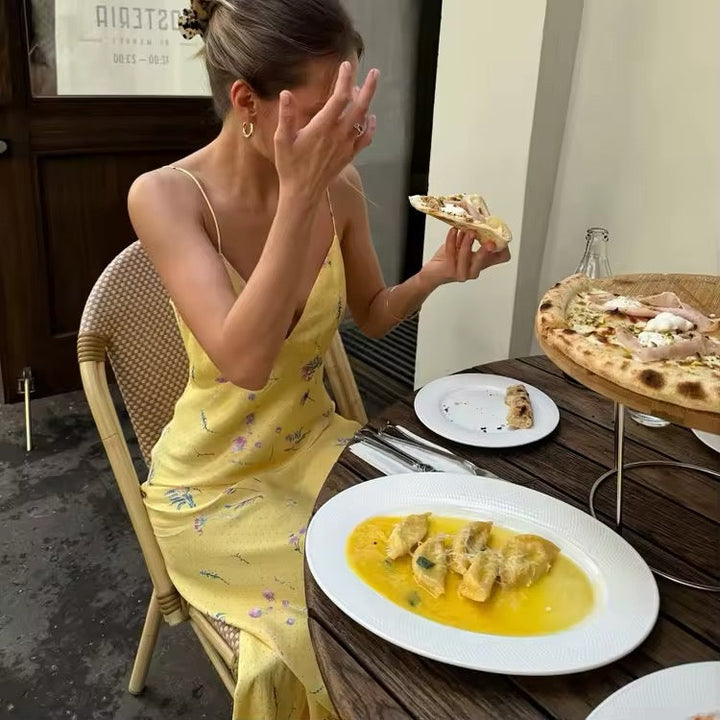 Robe maxi femme avec bretelles spaghetti et décolleté en V avec motif floral sur fond jaune