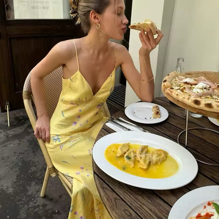 Robe maxi femme avec bretelles spaghetti et décolleté en V avec motif floral sur fond jaune