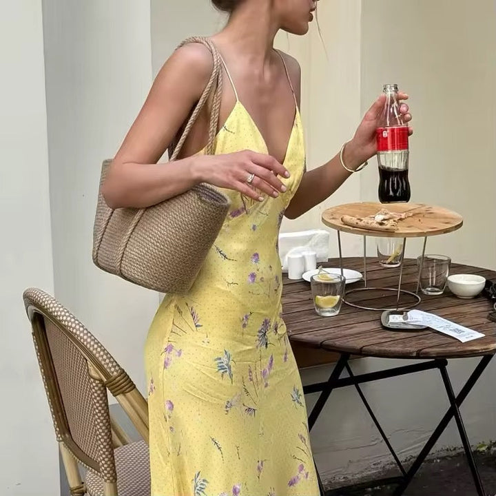 Robe maxi femme avec bretelles spaghetti et décolleté en V avec motif floral sur fond jaune