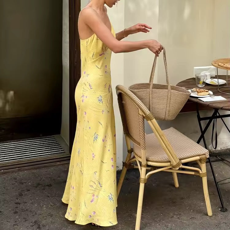 Robe maxi femme avec bretelles spaghetti et décolleté en V avec motif floral sur fond jaune