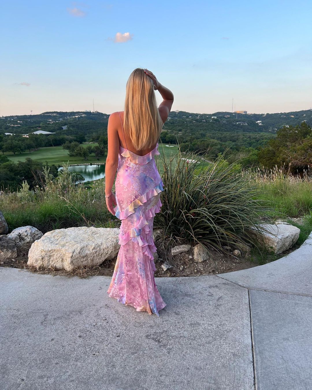 Robe maxi femme avec bretelles spaghetti, décolleté en V, volants et dos ouvert avec motif floral