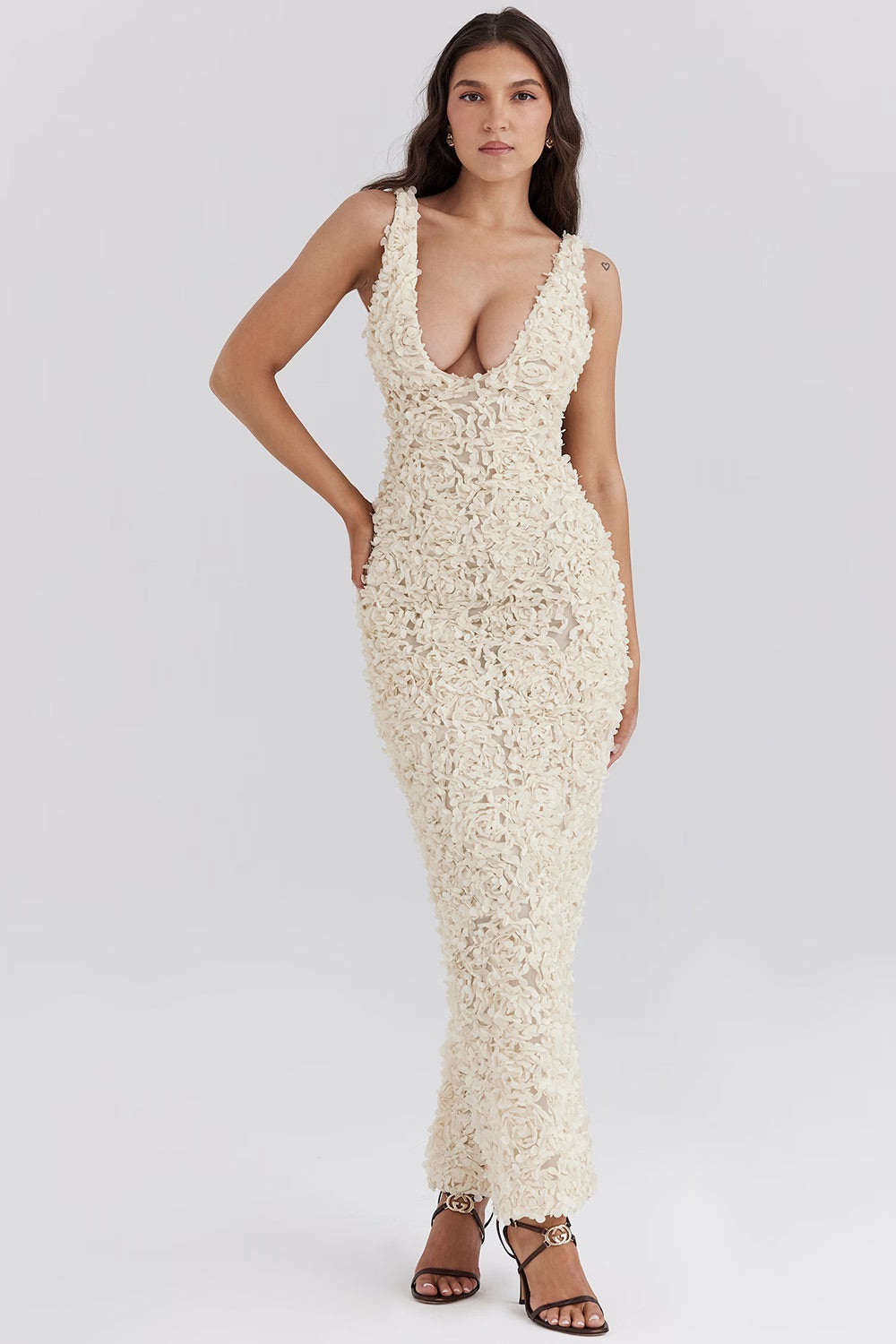 Robe maxi pour femmes avec décolleté en V profond, appliqués floraux tridimensionnels et larges bretelles