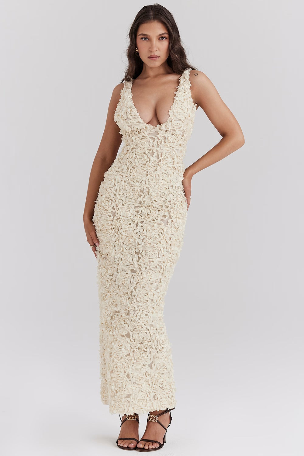 Robe maxi pour femmes avec décolleté en V profond, appliqués floraux tridimensionnels et larges bretelles