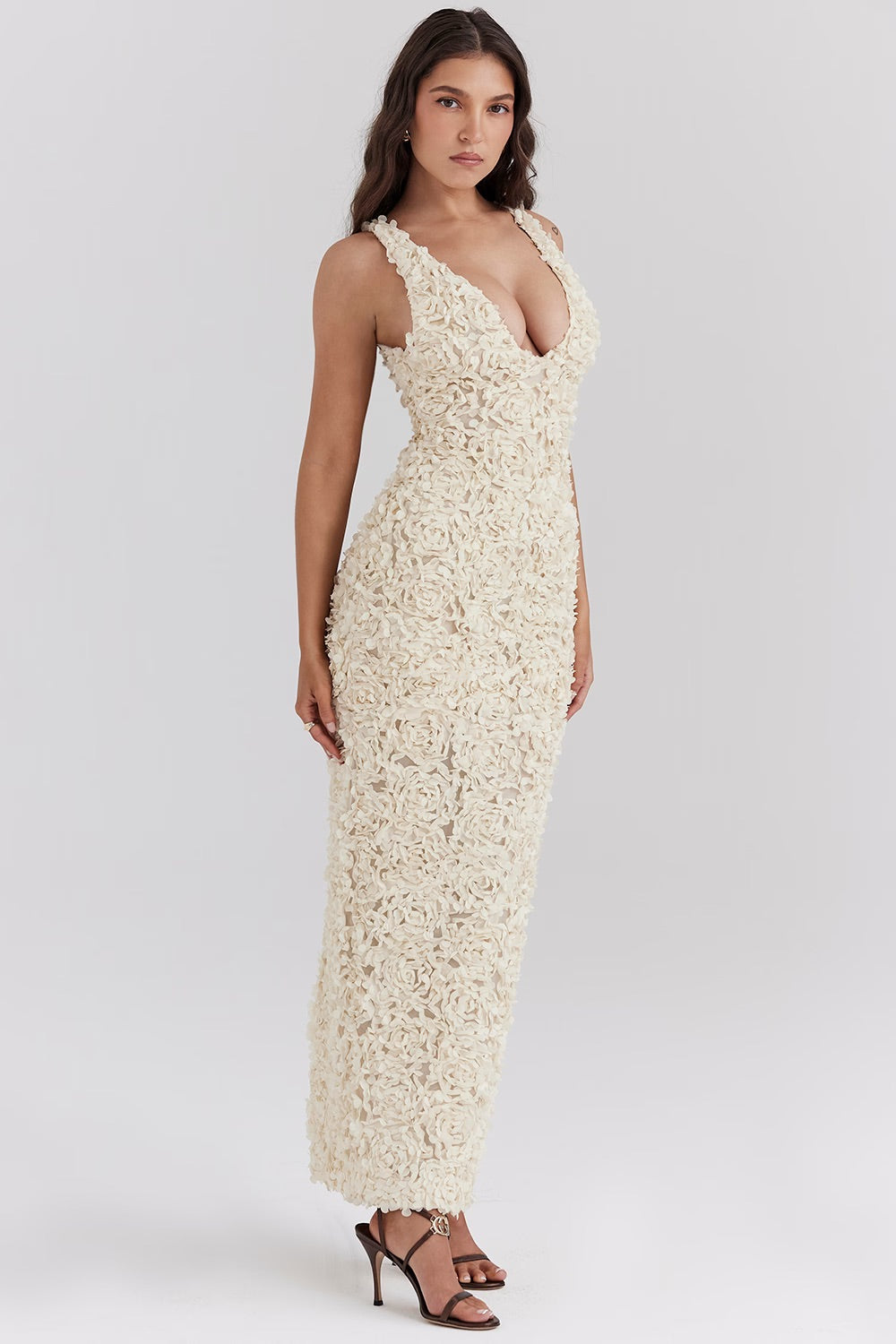 Robe maxi pour femmes avec décolleté en V profond, appliqués floraux tridimensionnels et larges bretelles