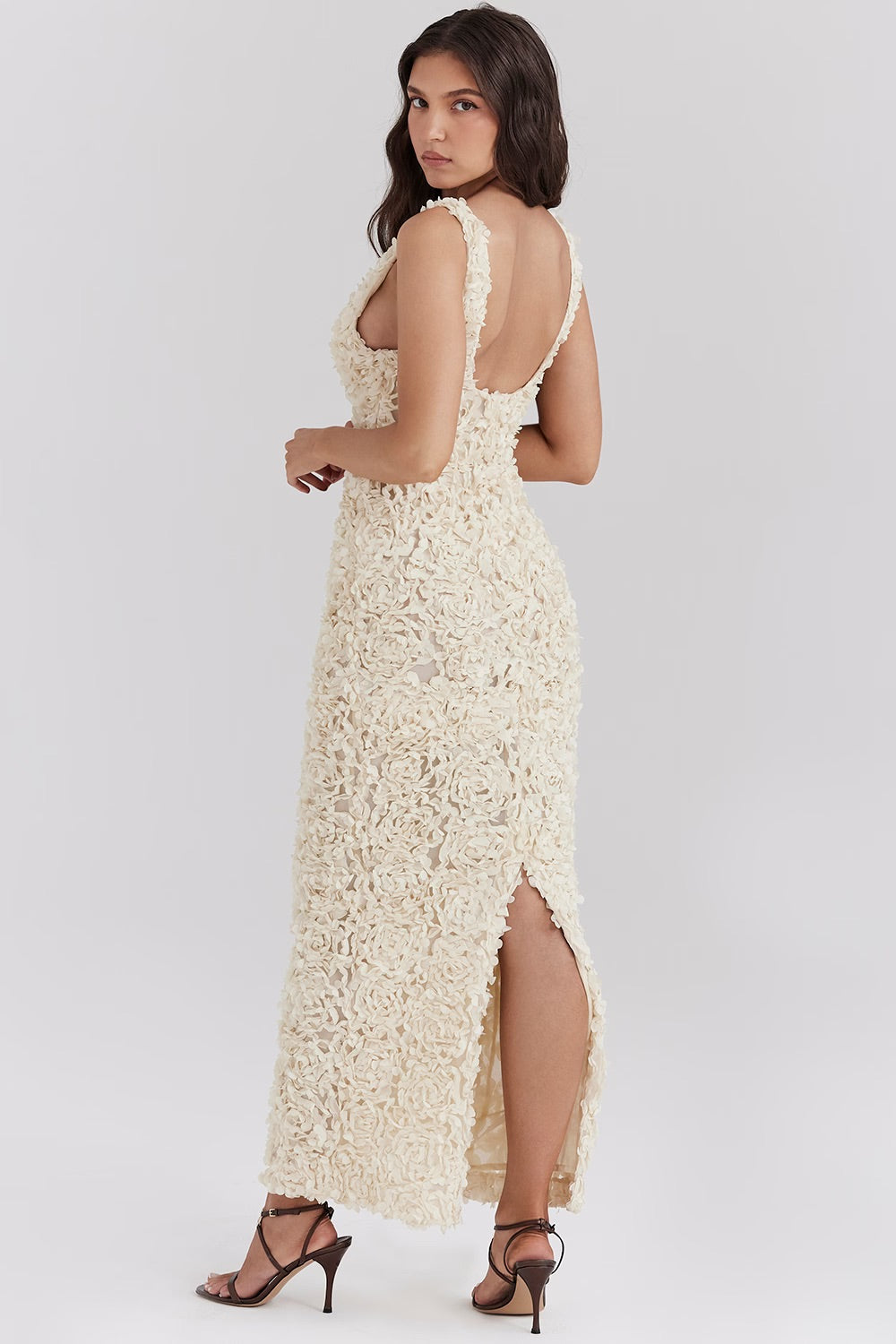 Robe maxi pour femmes avec décolleté en V profond, appliqués floraux tridimensionnels et larges bretelles