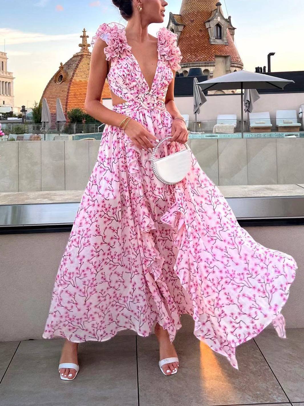 Robe maxi femme avec décolleté en V profond et manches à volants avec découpes latérales et motif floral