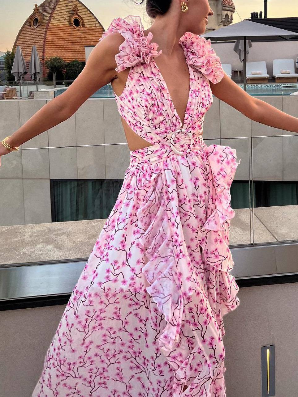 Robe maxi femme avec décolleté en V profond et manches à volants avec découpes latérales et motif floral