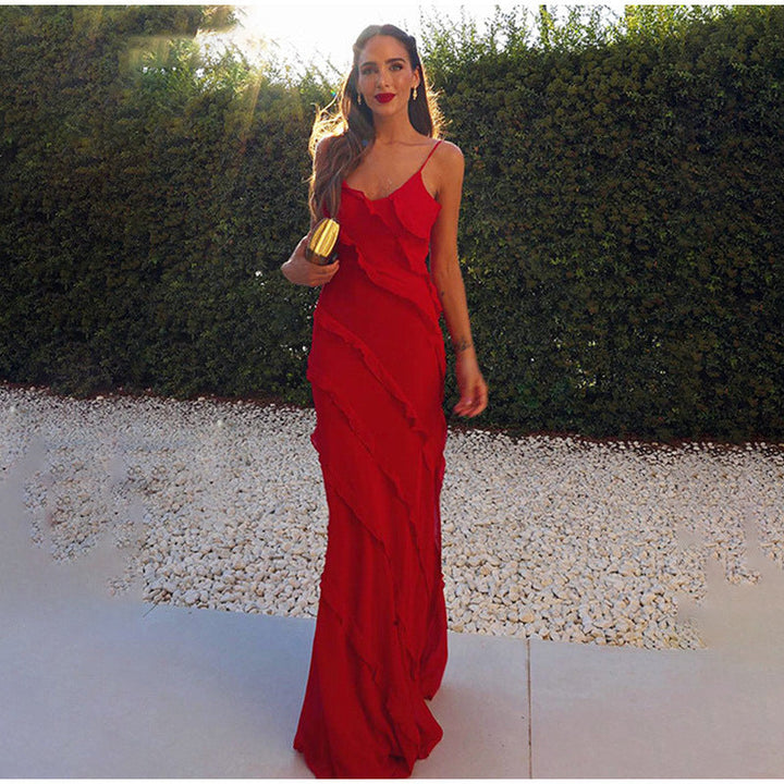 Robe maxi pour femmes avec décolleté en V, bretelles fines et détails de volants diagonaux