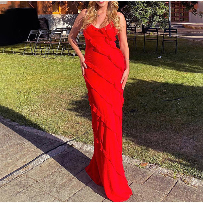 Robe maxi pour femmes avec décolleté en V, bretelles fines et détails de volants diagonaux
