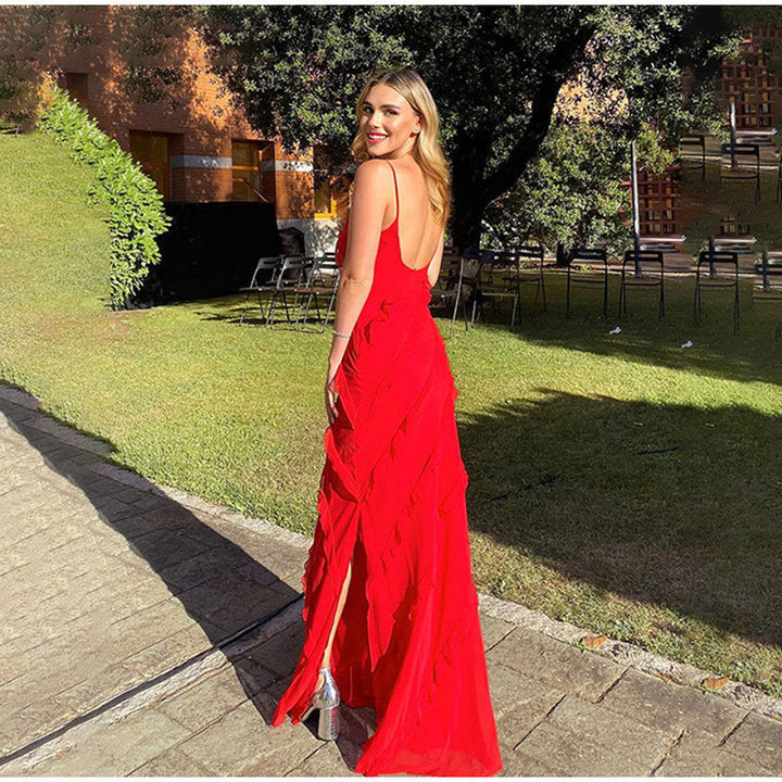 Robe maxi pour femmes avec décolleté en V, bretelles fines et détails de volants diagonaux