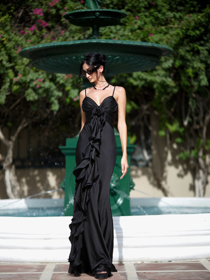 Robe maxi femme avec décolleté en V et bretelles spaghetti avec rosette et volants