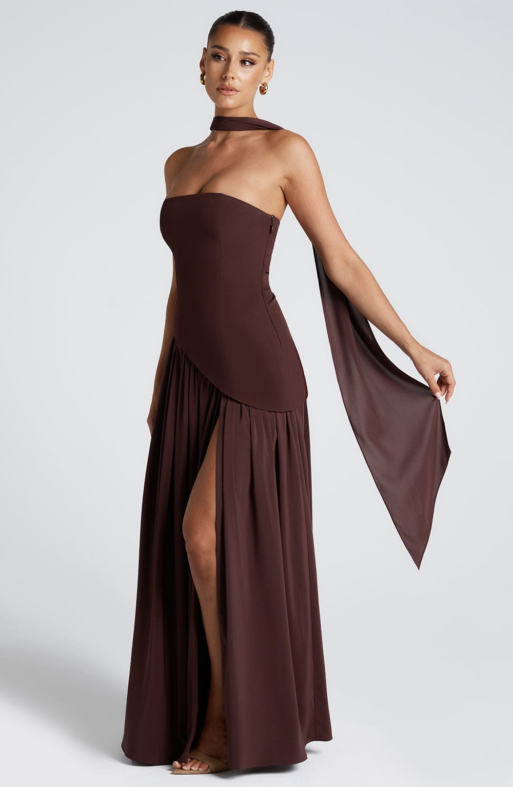 Robe maxi sans manches pour femmes avec haut asymétrique, fente sur la jambe et écharpe au cou
