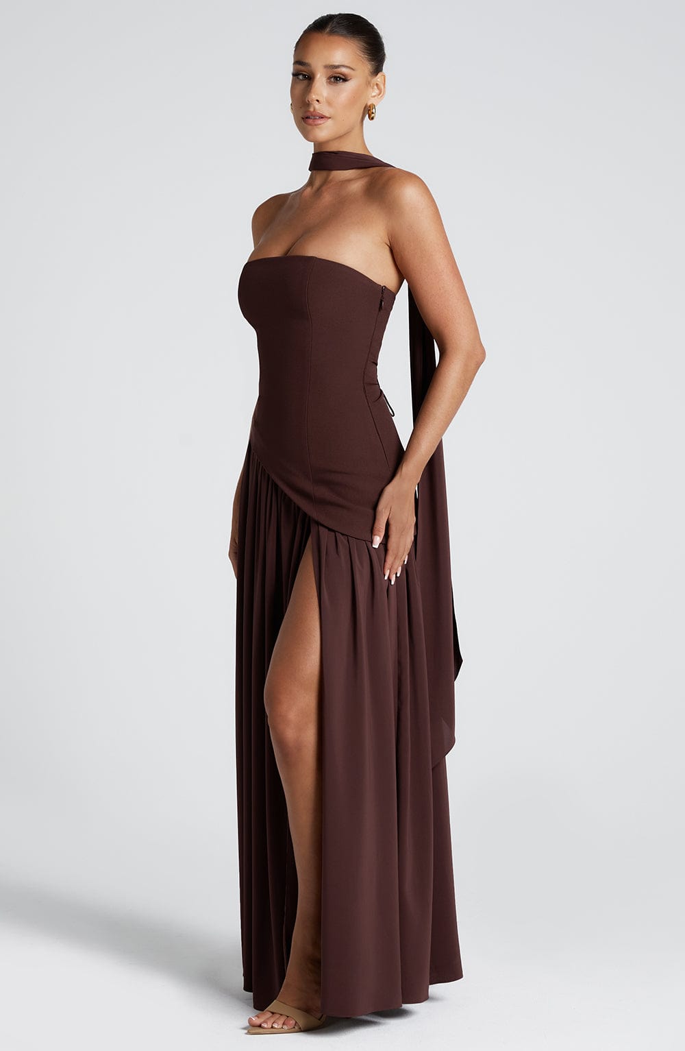 Robe maxi sans manches pour femmes avec haut asymétrique, fente sur la jambe et écharpe au cou