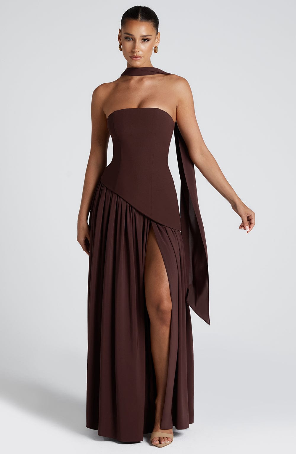 Robe maxi sans manches pour femmes avec haut asymétrique, fente sur la jambe et écharpe au cou