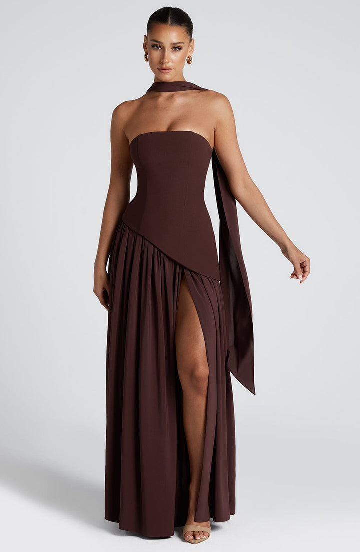 Robe maxi sans manches pour femmes avec haut asymétrique, fente sur la jambe et écharpe au cou