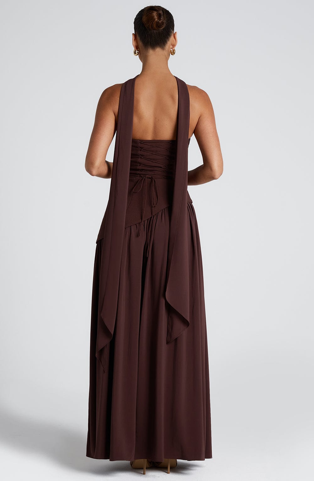 Robe maxi sans manches pour femmes avec haut asymétrique, fente sur la jambe et écharpe au cou