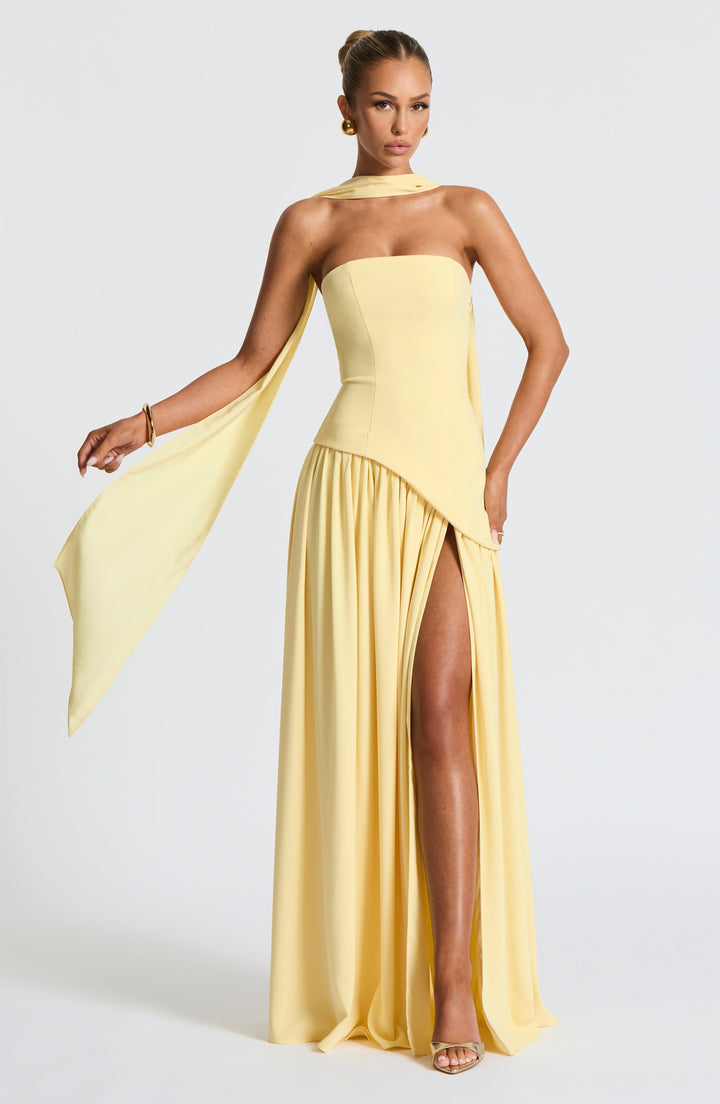Robe maxi sans manches pour femmes avec haut asymétrique, fente sur la jambe et écharpe au cou