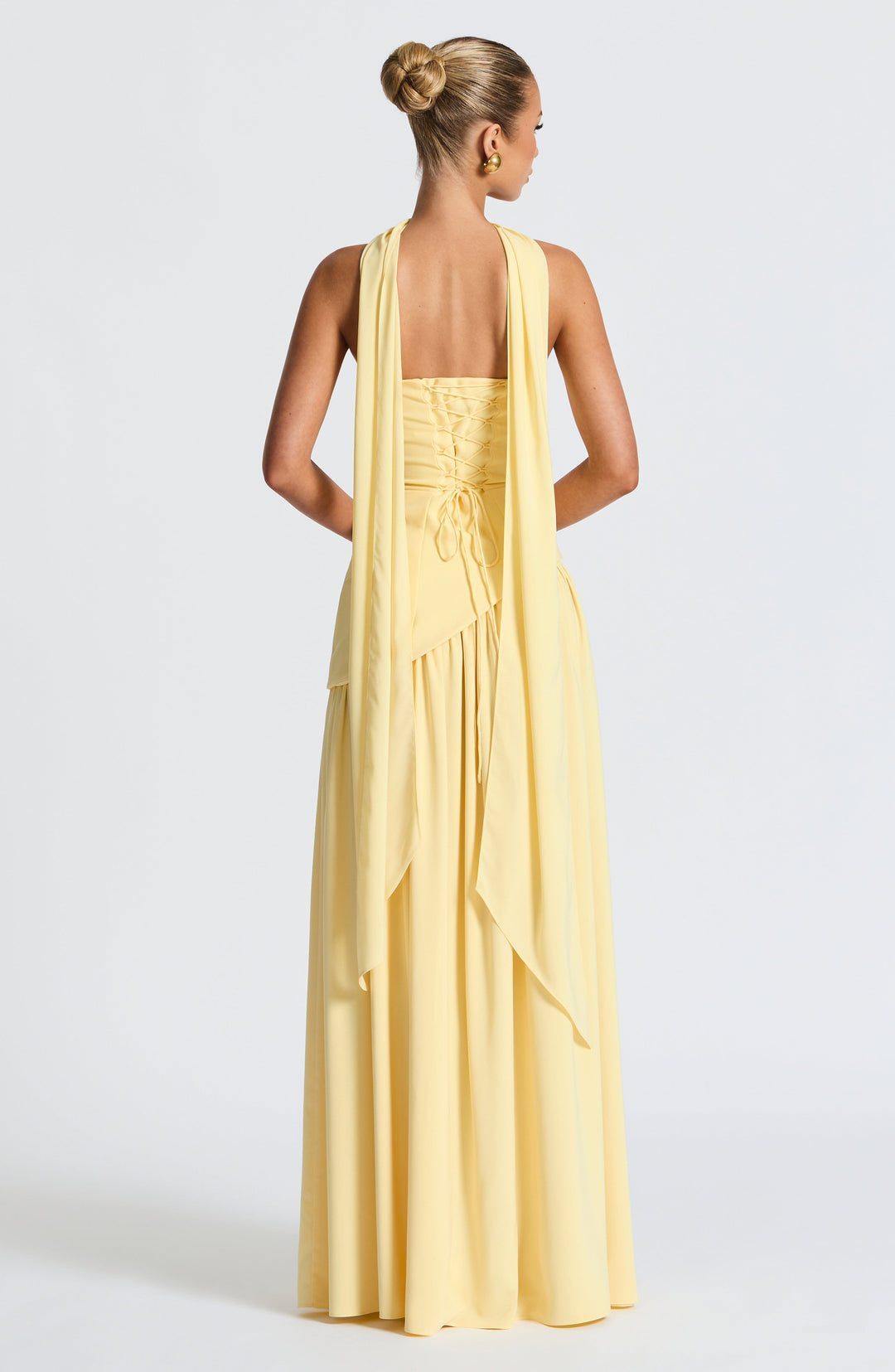 Robe maxi sans manches pour femmes avec haut asymétrique, fente sur la jambe et écharpe au cou